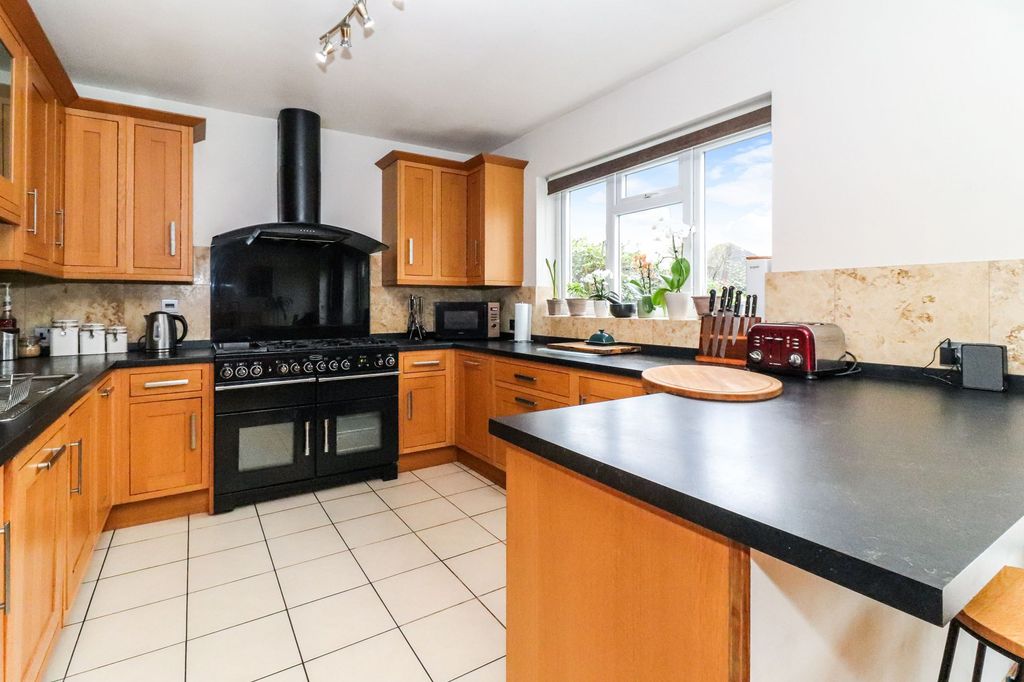 Property photo 2 of 39
