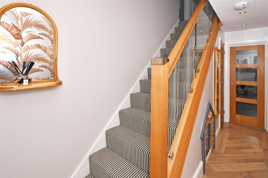 Property photo 3 of 27