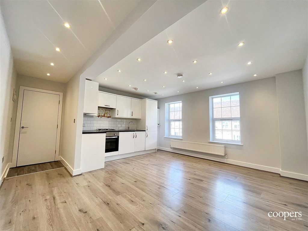 Property photo 2 of 6 Lounge (24).Jpg