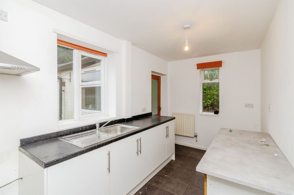 Property photo 3 of 9 Kitchen