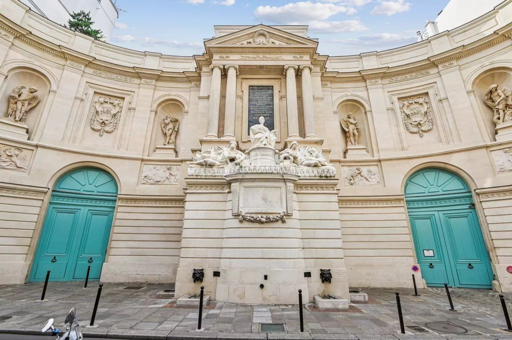 Property photo 1 of 14 Elegant Parisian Apartment In Saint-Thomas-D'aquin