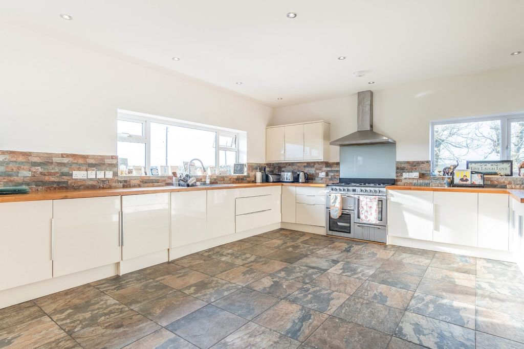 Property photo 2 of 28 Substantial Fitted K