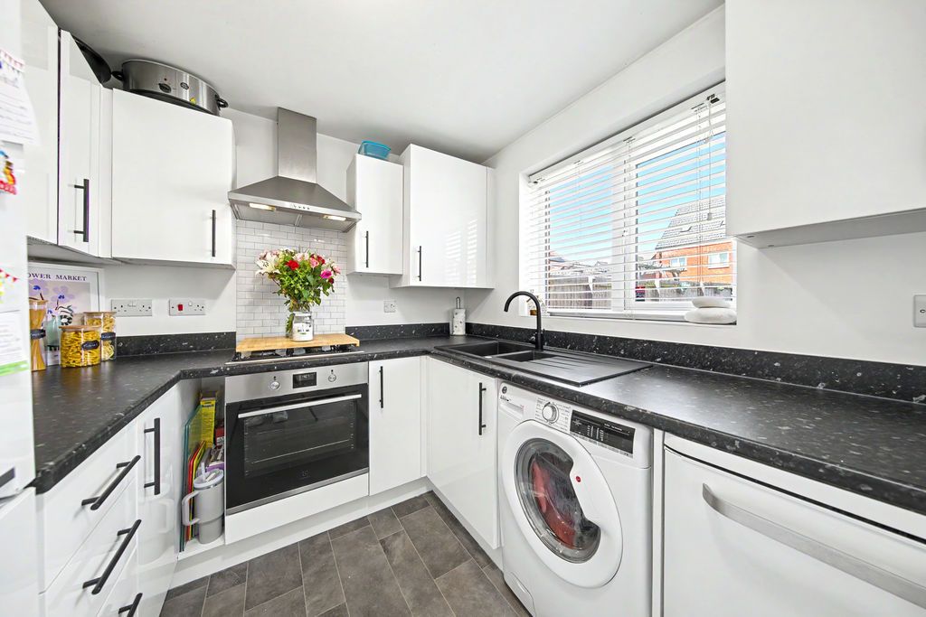 Property photo 3 of 33 Kitchen