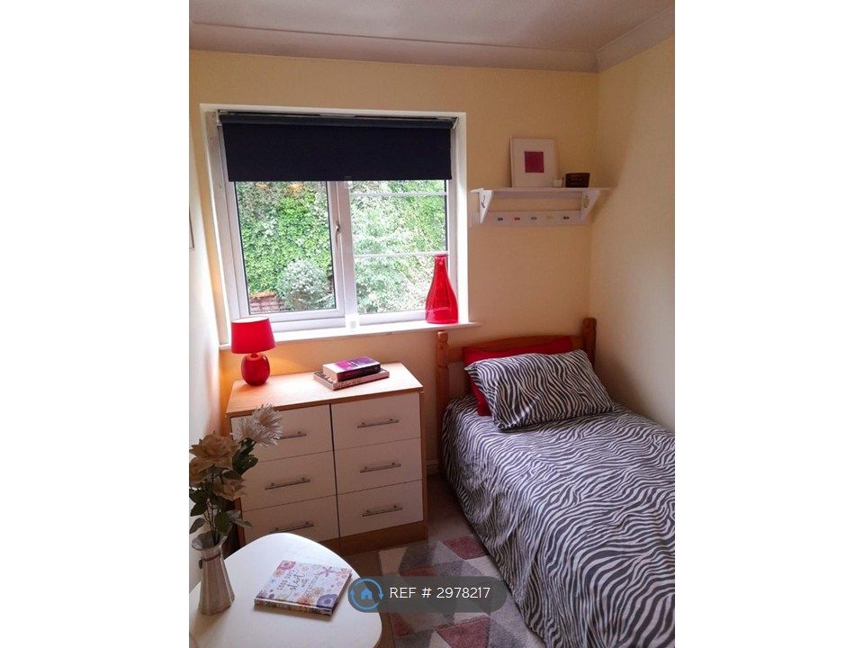 Property photo 1 of 5 Single Room Available
