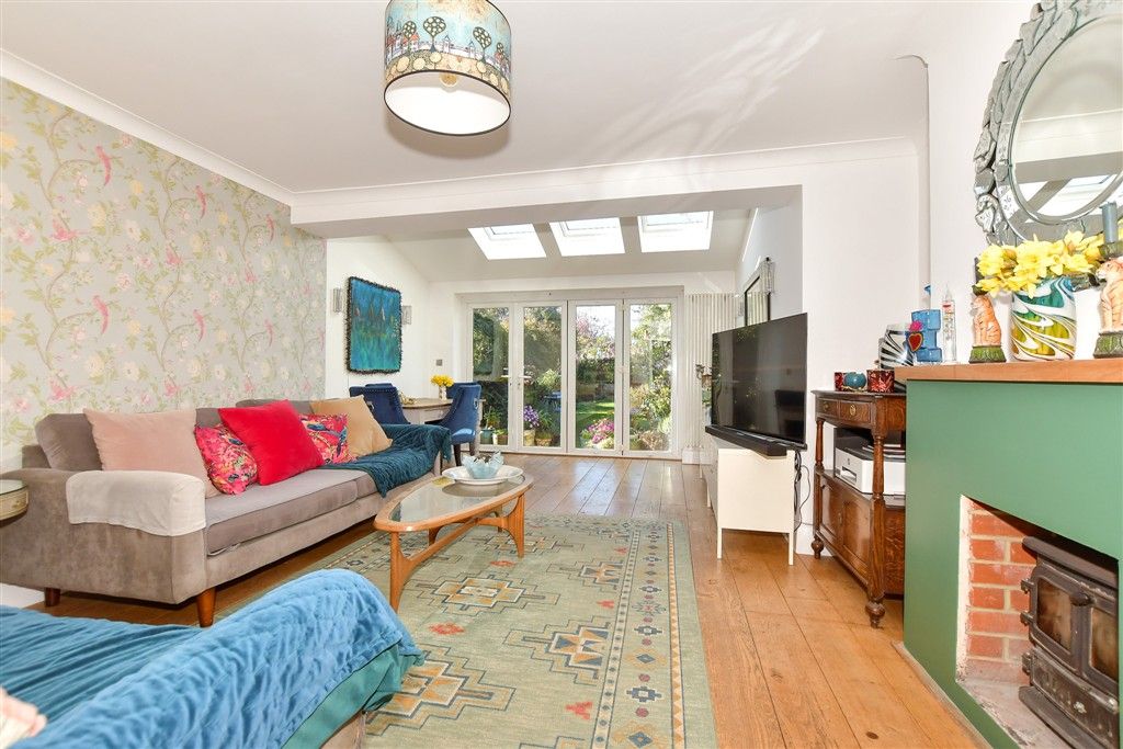 Property photo 3 of 17 Lounge