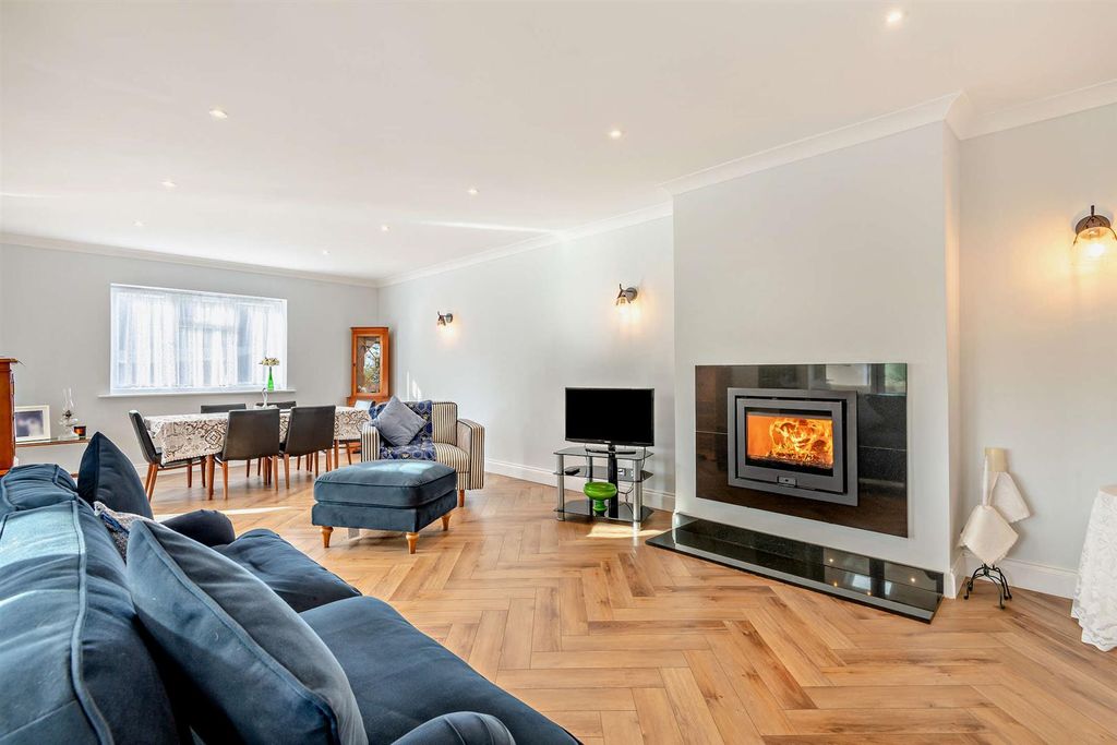 Property photo 3 of 27 8686944-Interior05-800.Jpg