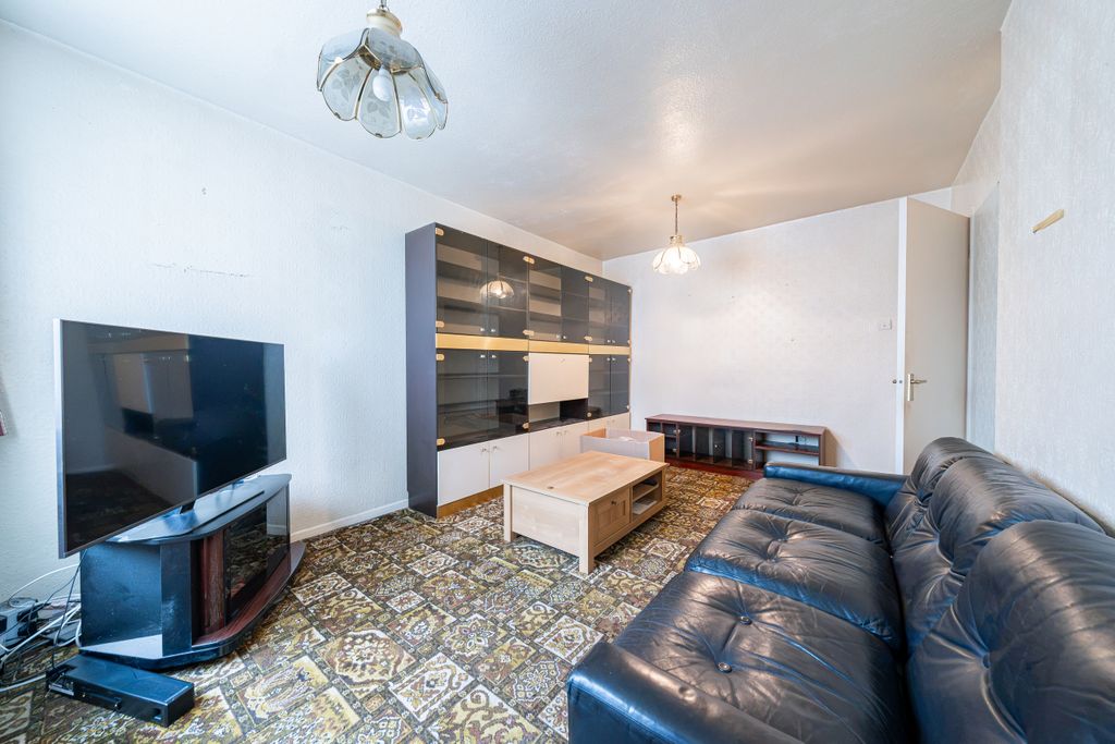 Property photo 2 of 12 .
