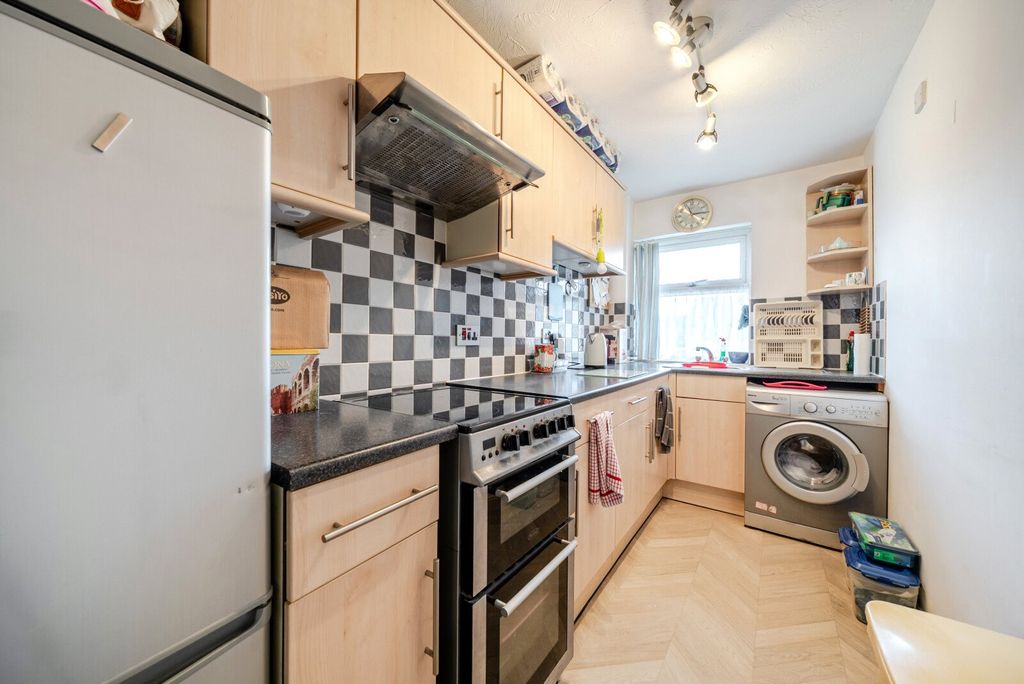 Property photo 2 of 11 Kitchen