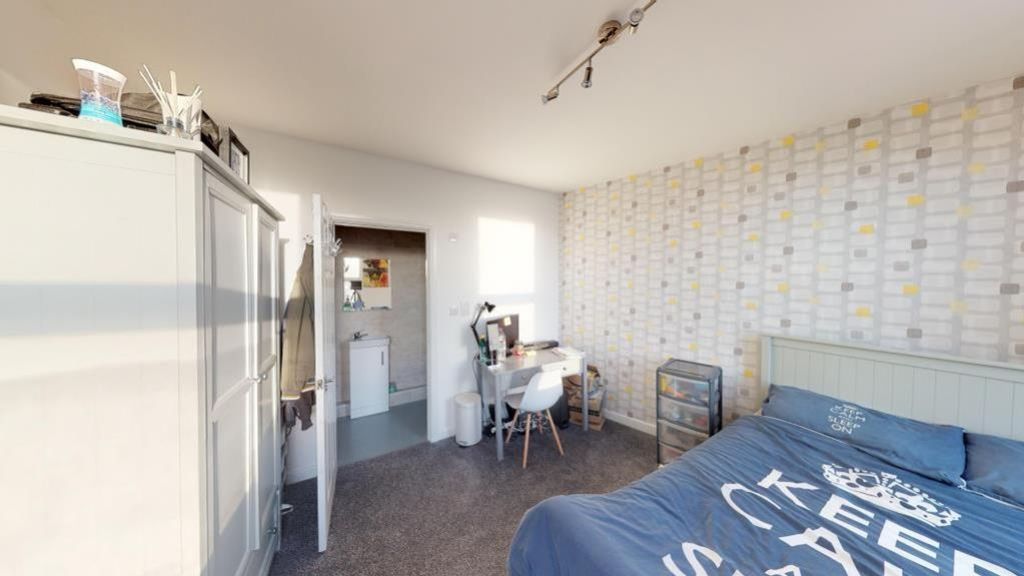 Property photo 1 of 8 A Spacious And Well-Lit Large Double Bedroom, Perf...