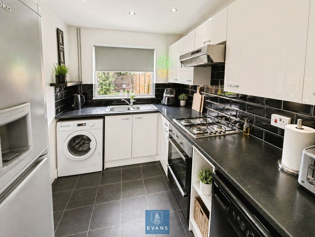 Property photo 3 of 11 Kitchen