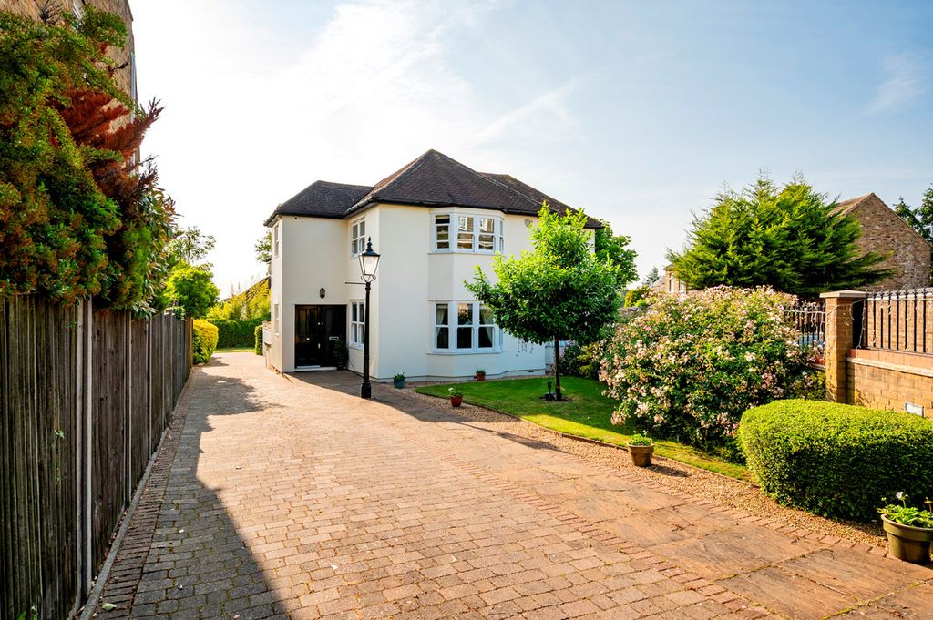 Property photo 1 of 32