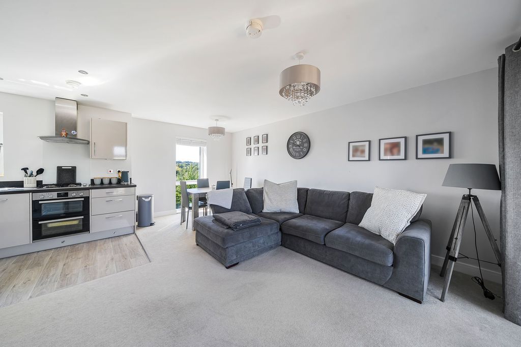 2 bed flat for saleCashmere Drive, Andover SP11 photo 5