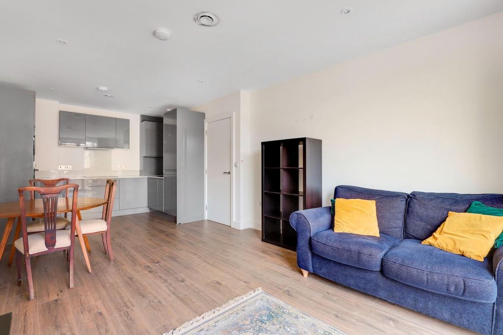 Property photo 1 of 15 08-76B1Jhpropworld - 1 Melody Court - 22-Medium.Jp