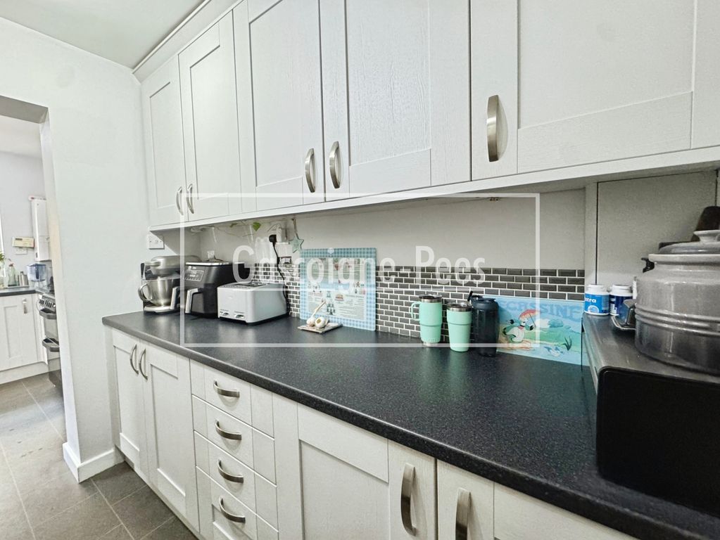 Property photo 3 of 10 Kitchen