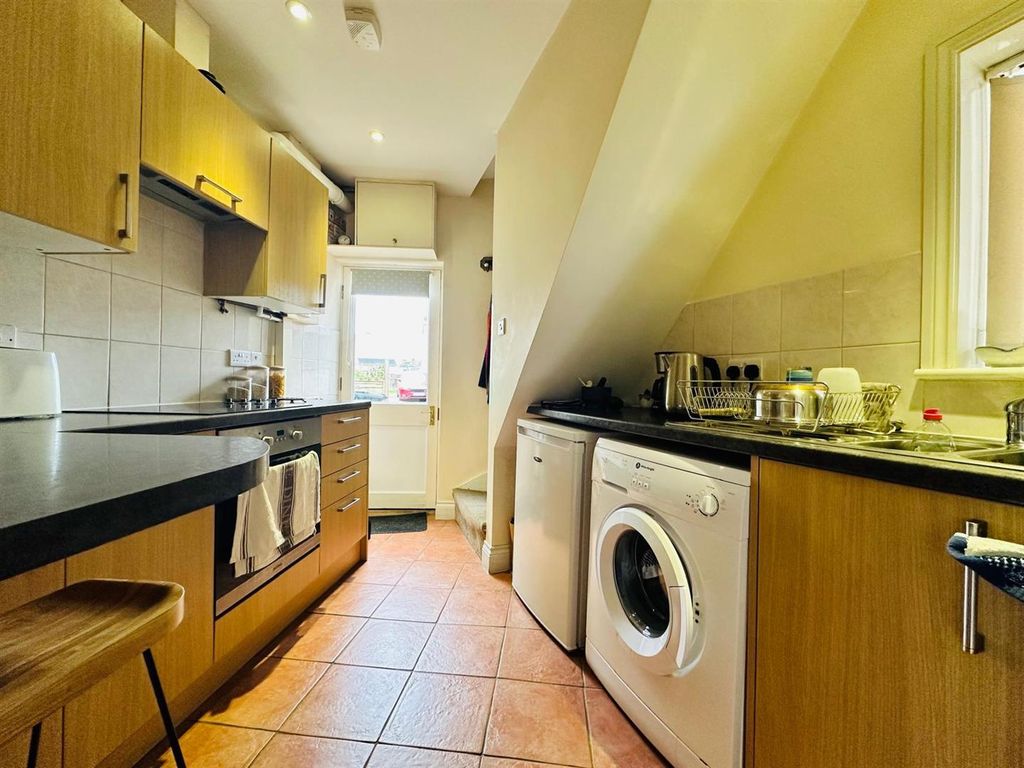 Property photo 3 of 7 Kitchen
