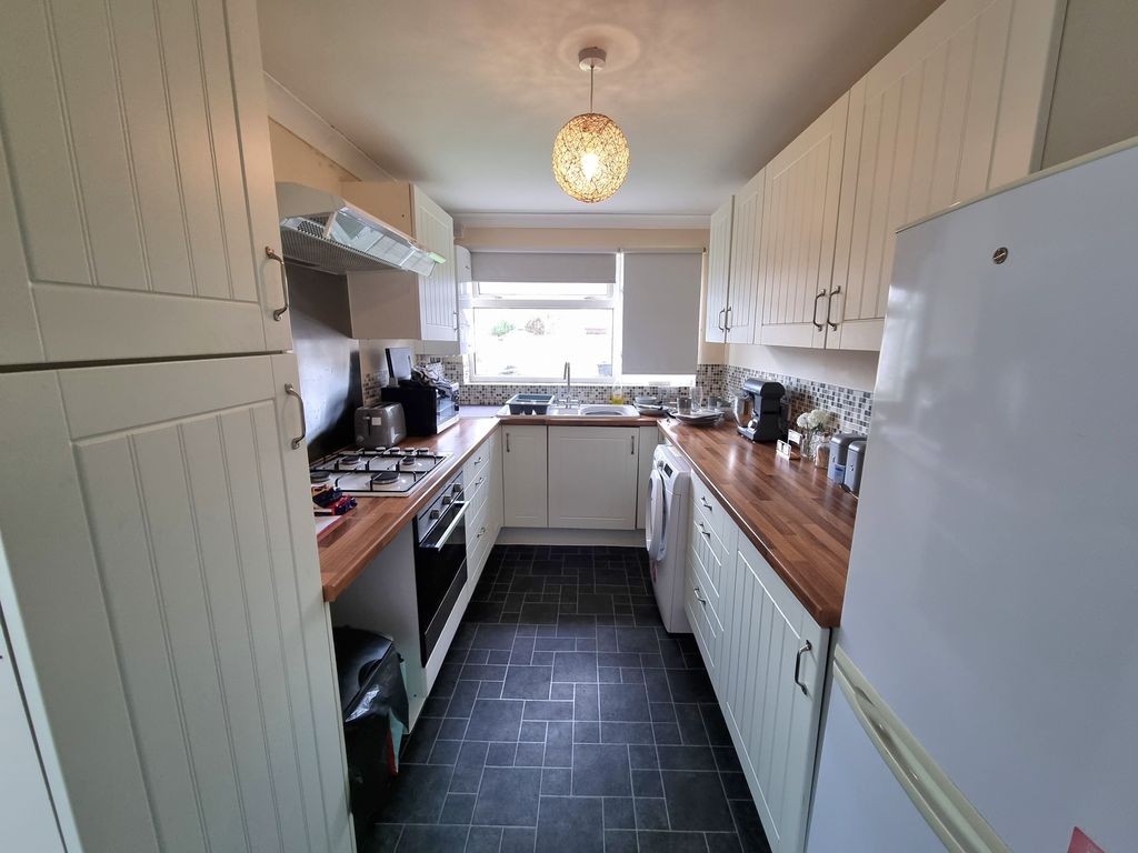 Property photo 3 of 10 Kitchen