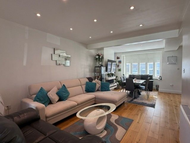 Property photo 3 of 11 Reception2