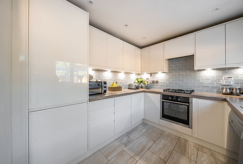 Property photo 2 of 14 1344500-14-68Adf3...