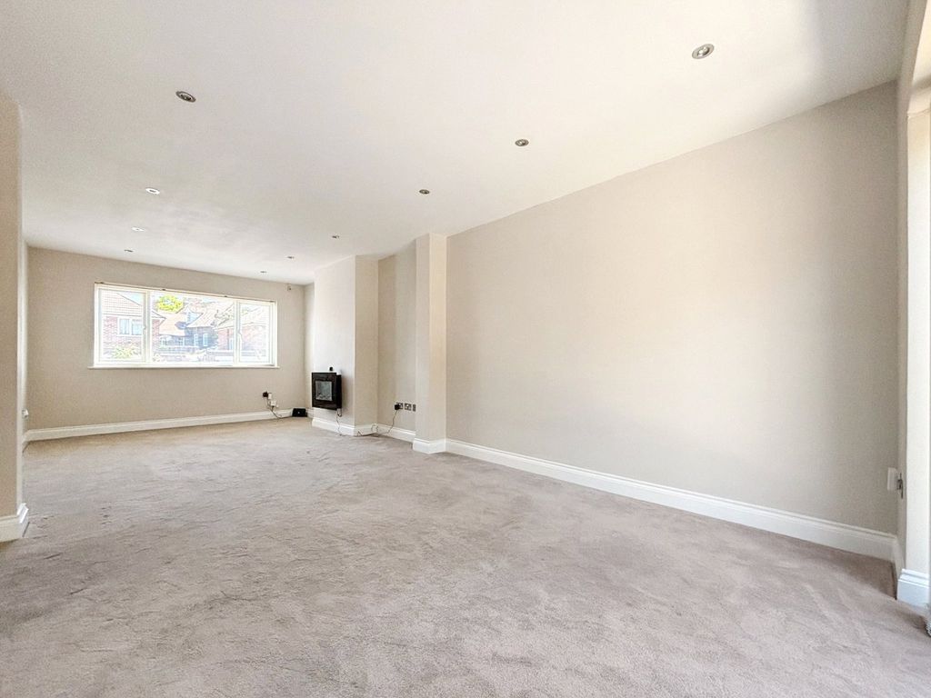 Property photo 3 of 16 Through Lounge