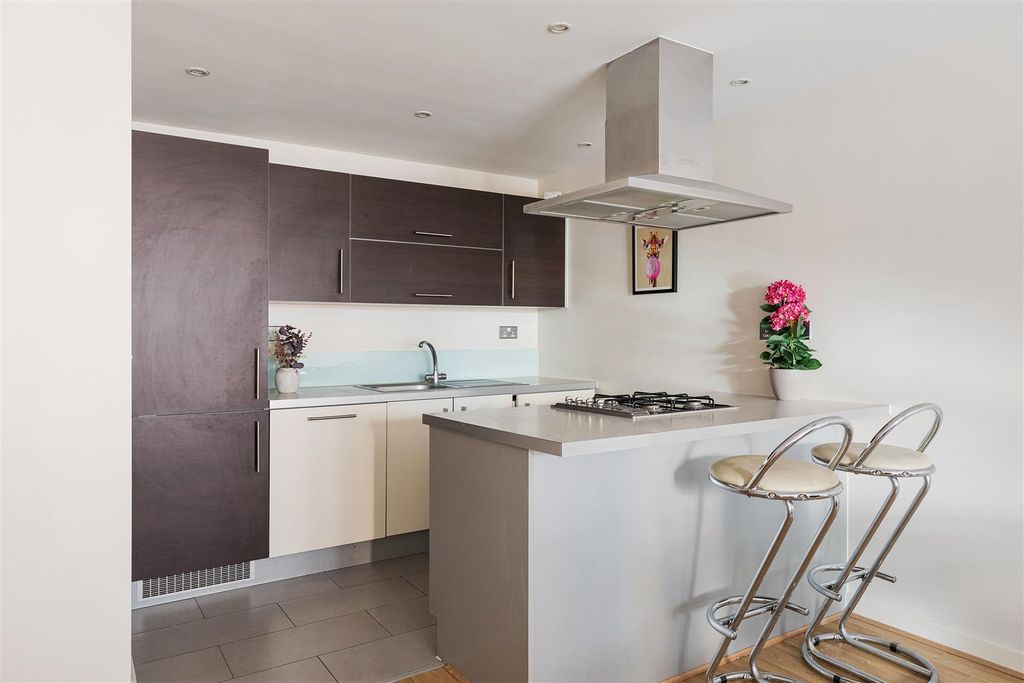 Property photo 3 of 25 Queen Mary Avenue, E18