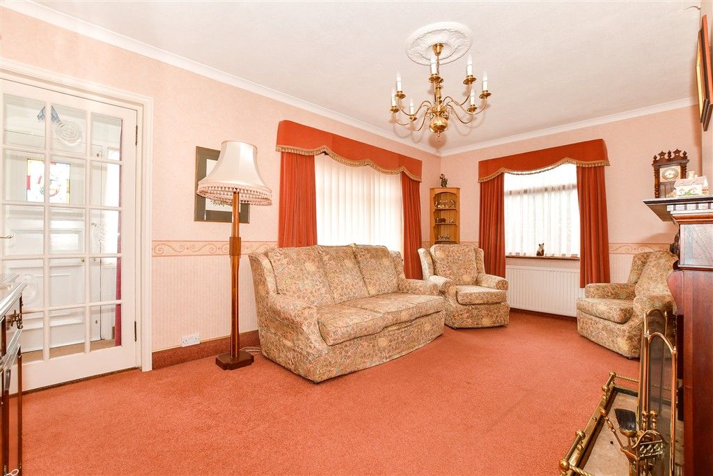 Property photo 3 of 22 Lounge