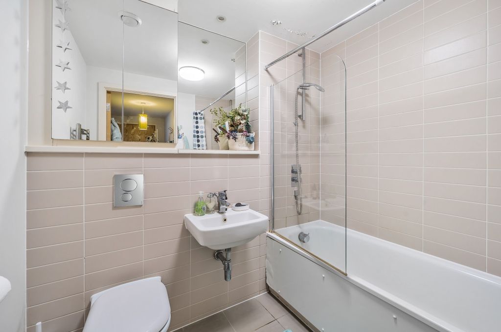 Property photo 3 of 11 Bathroom