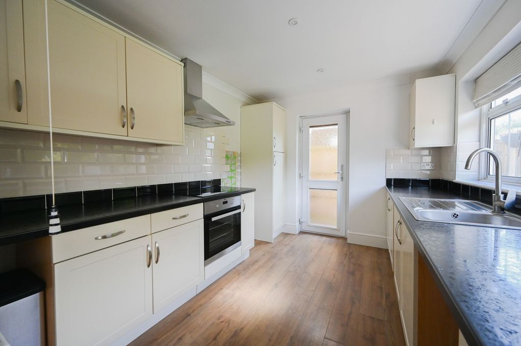 Property photo 3 of 9 Kitchen