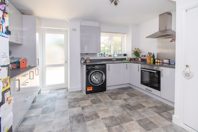 Property photo 3 of 11 Kitchen
