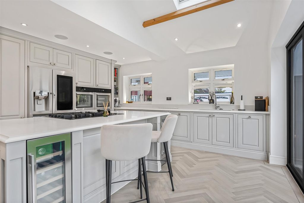 Property photo 2 of 32