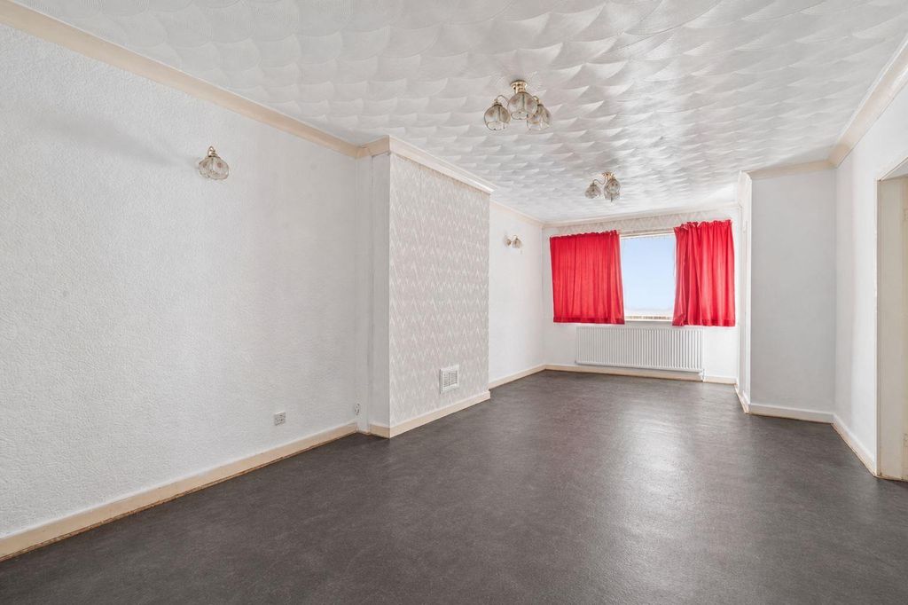 Property photo 3 of 12 Brookside Close