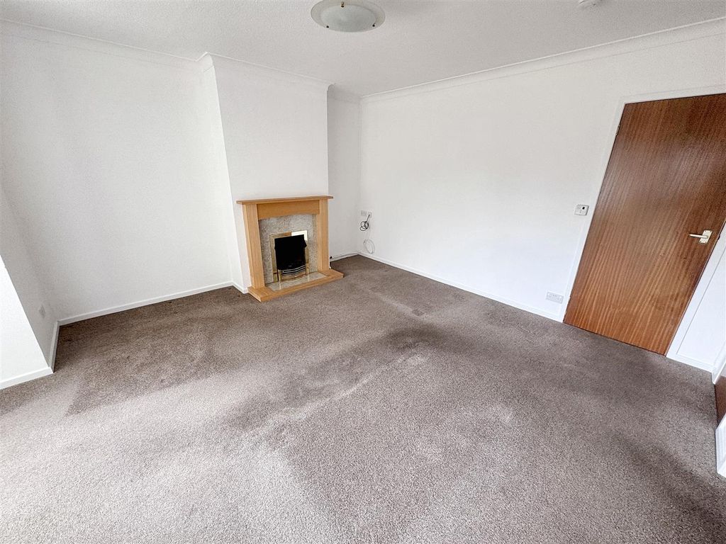 Property photo 3 of 12 Lounge