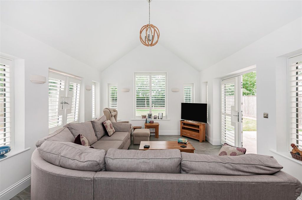 Property photo 3 of 25 8 Kilpin Close1.Jpg