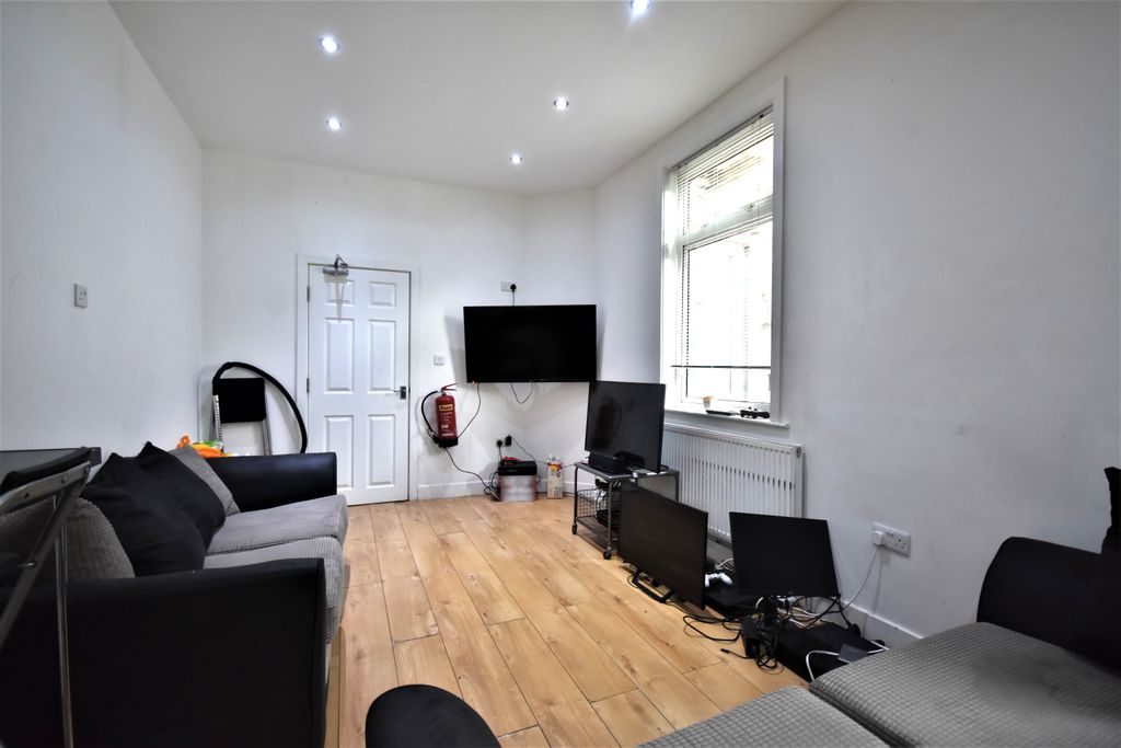 Property photo 3 of 6