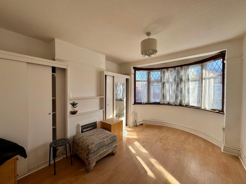 Property photo 3 of 8 12 Elms Court  (1)