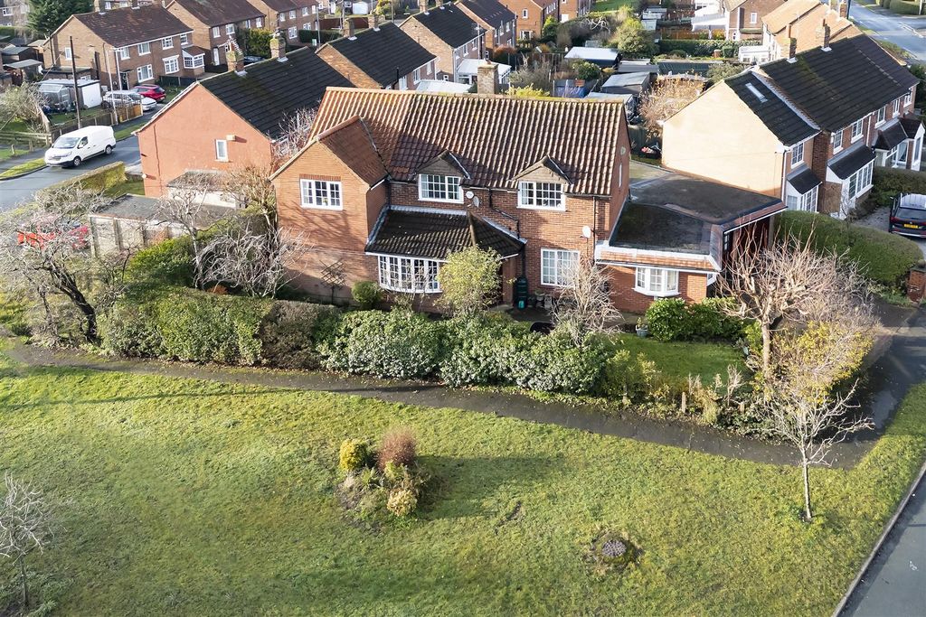 Property photo 1 of 22 002 - 46 The Oval.Jpg