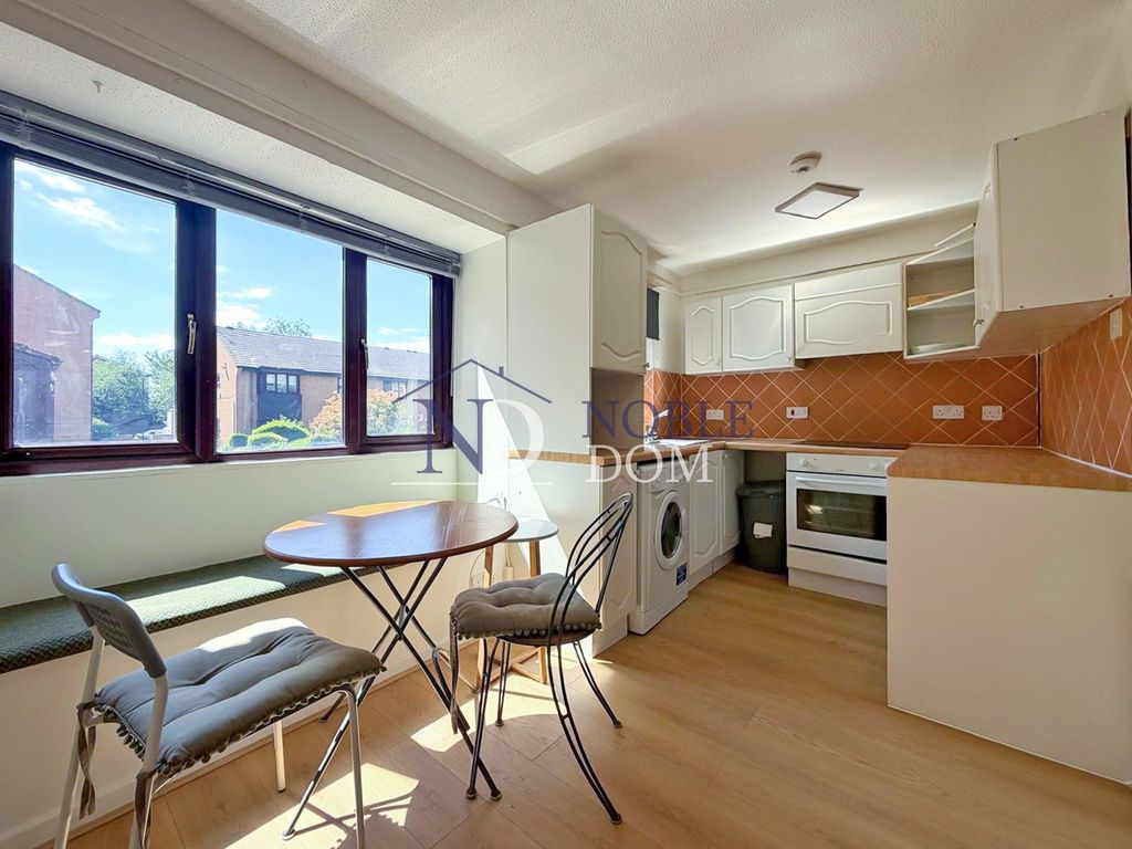 Property photo 1 of 10 Self-Contained Studio Flat In Acton Central