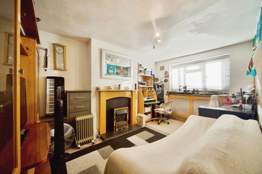 Property photo 2 of 17 Photo