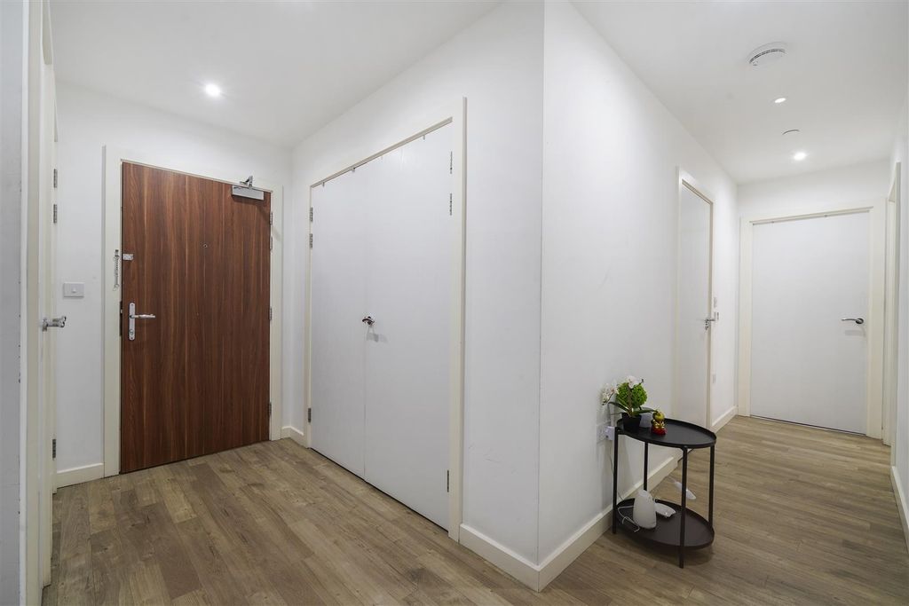 Property photo 3 of 16 Hallway