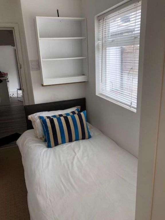 Property photo 2 of 13 Bedroom Photo 1