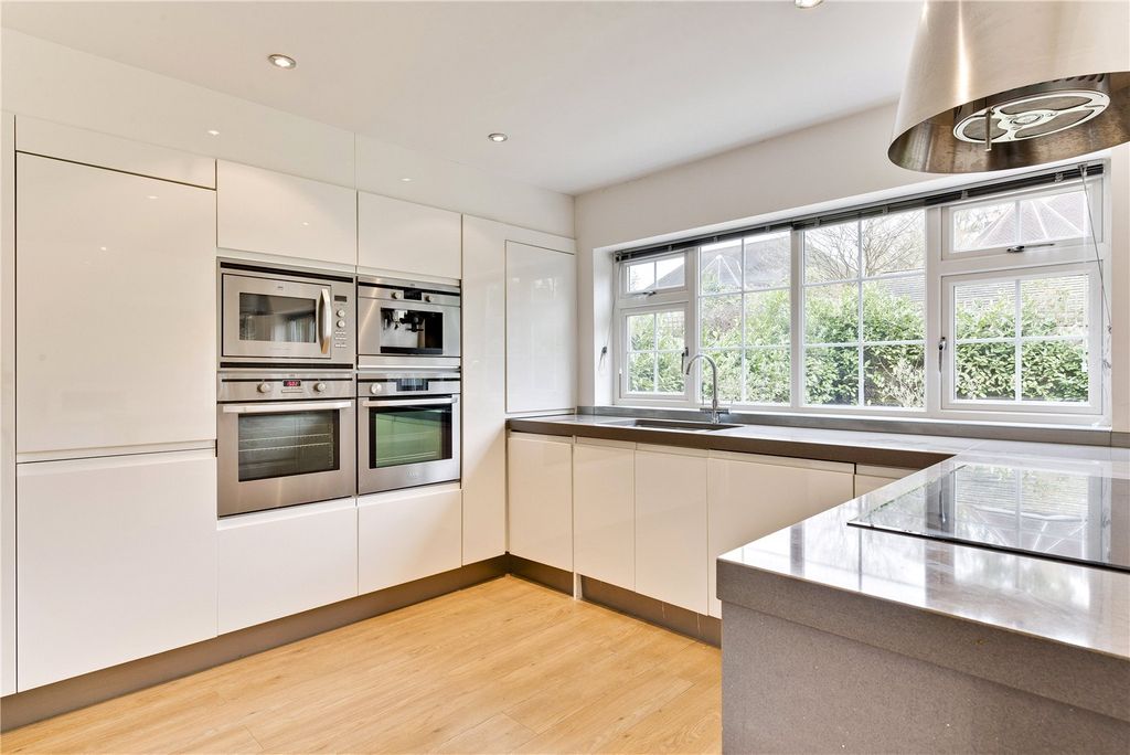 Property photo 2 of 9 Kitchen