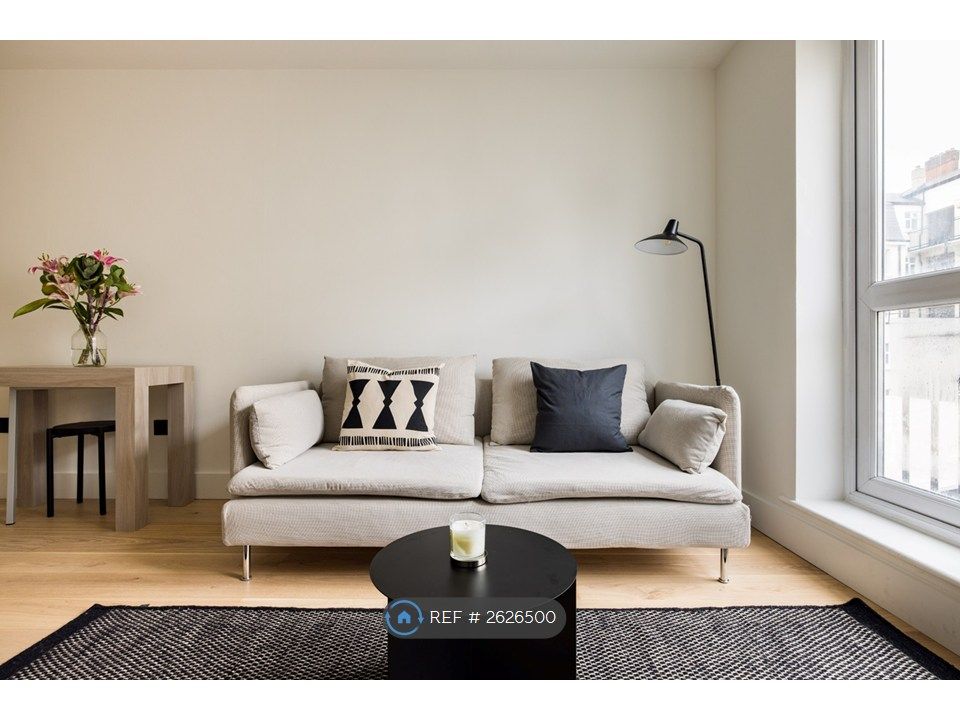 Property photo 3 of 17 Livingroom - Large Sofa