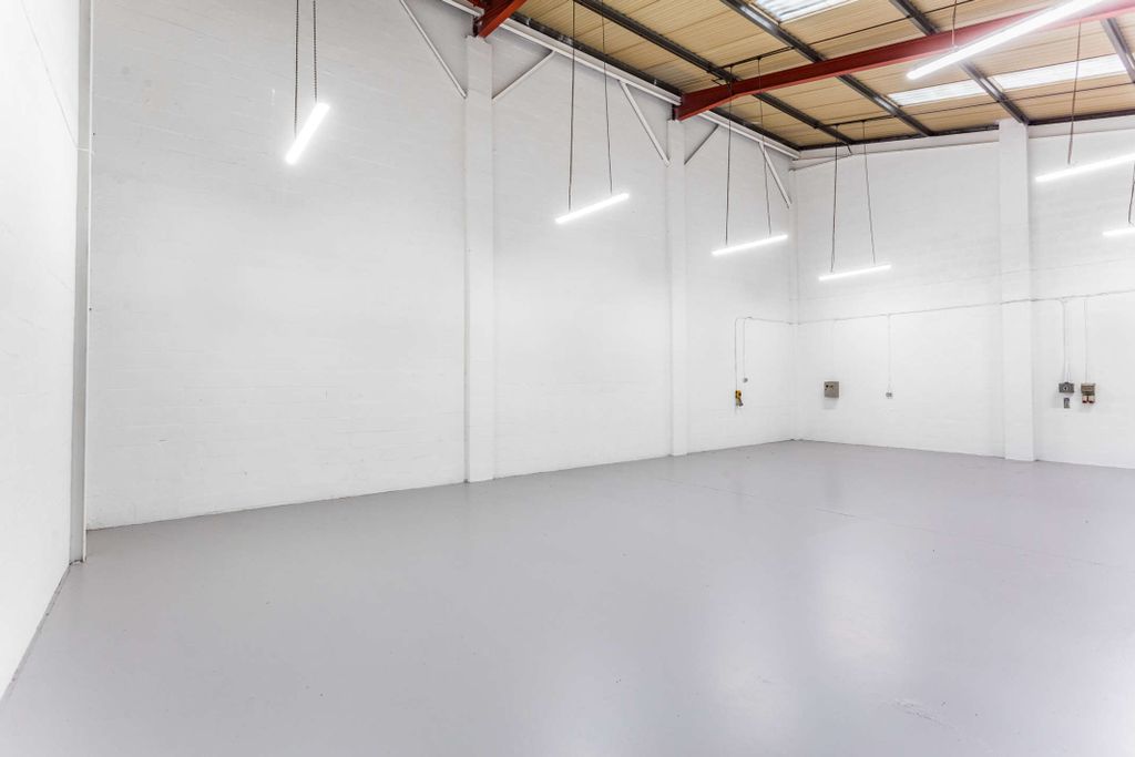 Property photo 3 of 16 8466480-Interior01-800