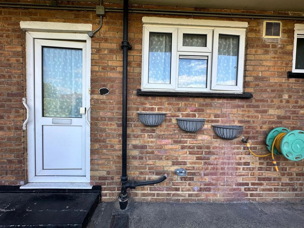 Property photo 1 of 5 1 Bed Flat To Rent Pinkwell Lane, Hayes Ub3