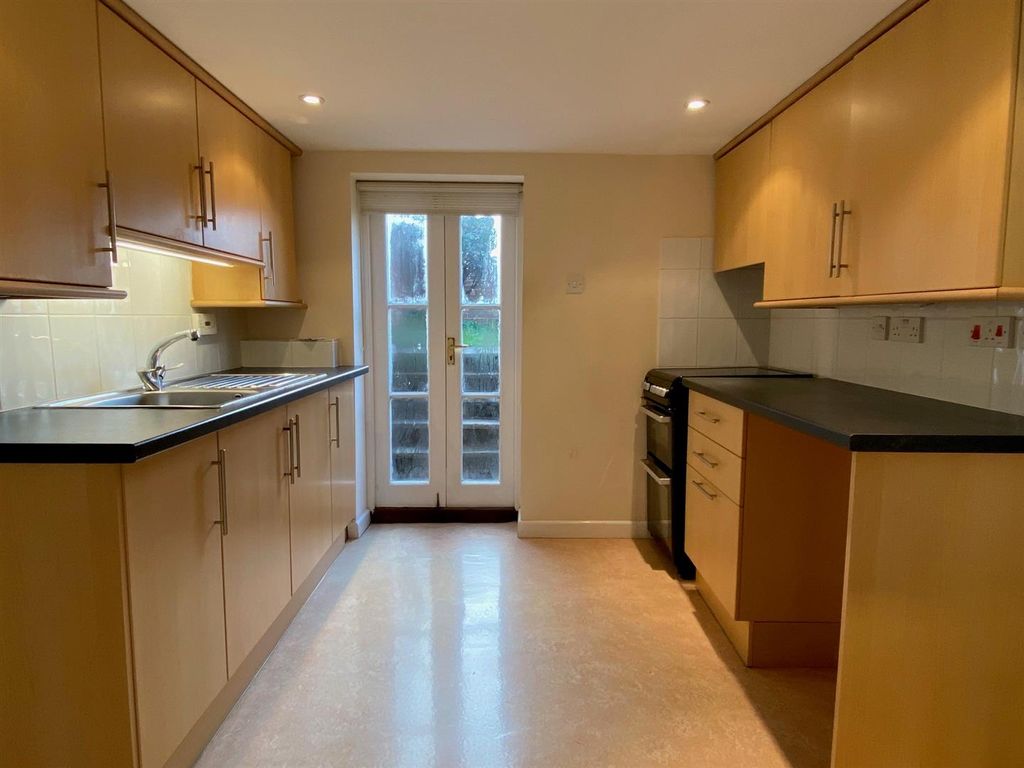 Property photo 2 of 10 Kitchen