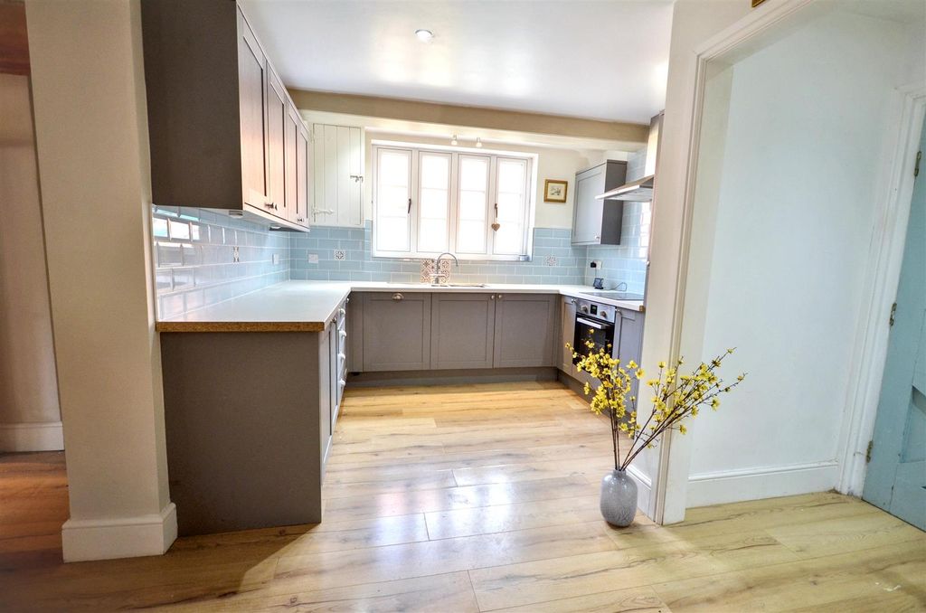 Property photo 3 of 19 Kitchen