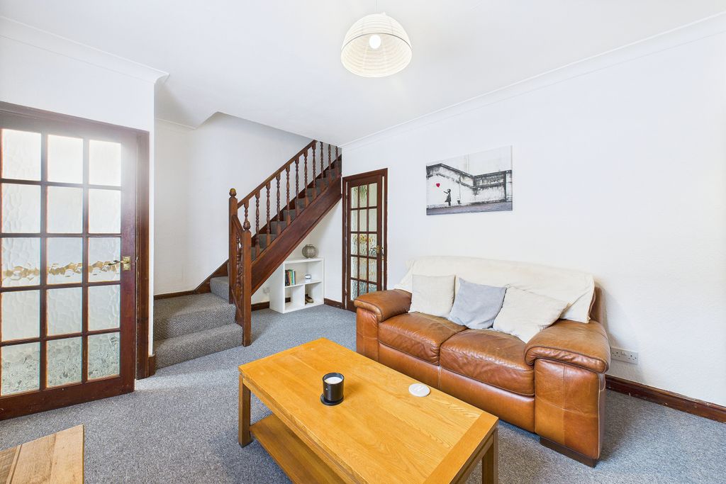 Property photo 3 of 11 Living Room