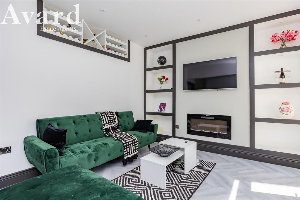 Property photo 3 of 23 Ditchling Rise, 96A-6.Jpg