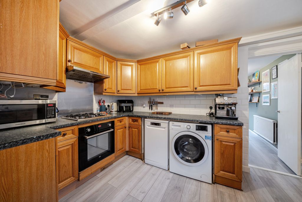 Property photo 3 of 14 1396767-10-696641...