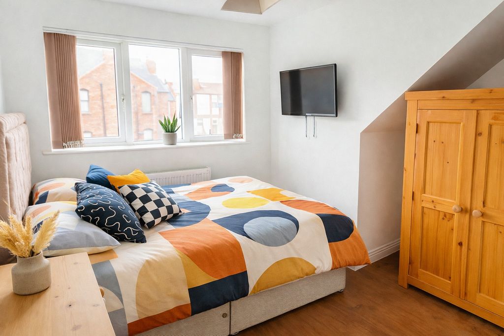 Property photo 2 of 7 Bright Double Bedroom With Colourful Bedding...