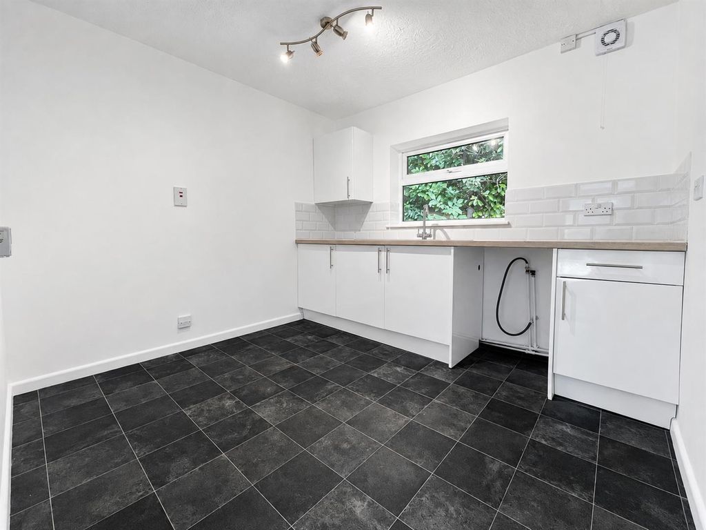Property photo 2 of 6 Kitchen